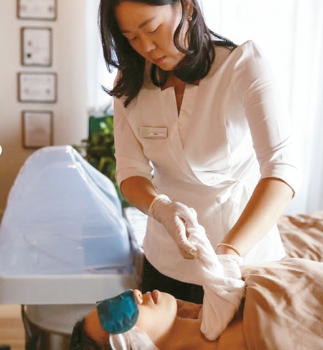 소니아 윤씨가 한국식 두피 케어를 하는 모습. [사랑 헤드 스파 인스타그램]