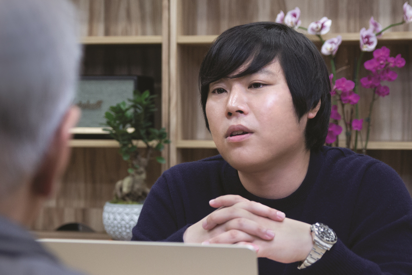 데이빗 한 대표가 한인 시니어를 대상으로 메디케어 맞춤 상담을 진행하고 있다.