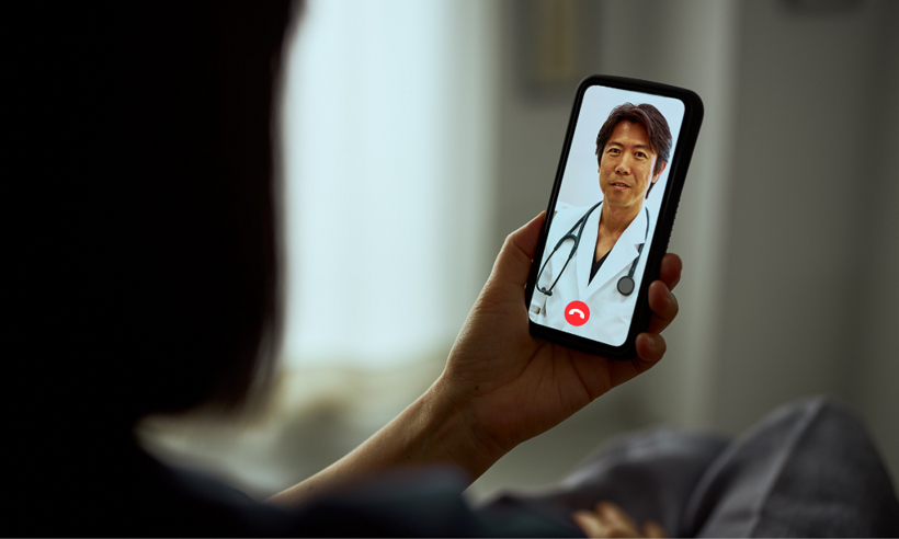 집에서 스마트폰으로 한인 의사와 화상 진료를 받고 있는 중년 한인 환자의 모습. K-DOC Telehealth는 한국어로 진행되는 원격진료로 언어 장벽 없이 정확한 의사소통이 가능하다.