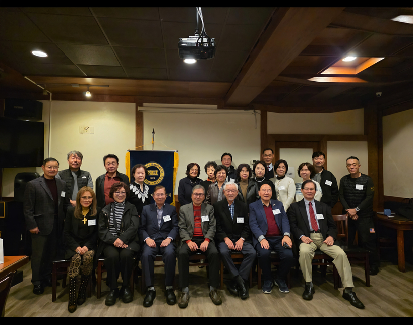 지난달 29일 서라벌에서 열린 송년회에 한양대 동문들이 모여 기념사진을 찍었다.