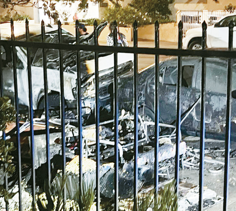 지난달 29일 한인타운 4가와 뉴햄프셔 애비뉴의 노숙자 텐트에서 시작된 화재로 전소된 차량들. [독자 제공]