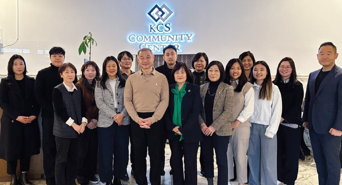 뉴욕한인봉사센터(KCS)는 2일 베이사이드 본관에서 기자회견을 열고 존 리우 뉴욕주상원의원(민주·16선거구) 지원으로 200만 달러의 주정부 예산을 확보했다는 소식을 전했다. 리우 주상원의원과 김명미 KCS 회장 등 관계자들이 함께 자리했다.  [사진 KCS]