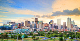 덴버에서 편안한 삶을 위해서는 15만달러 이상의 연소득이 필요하다.