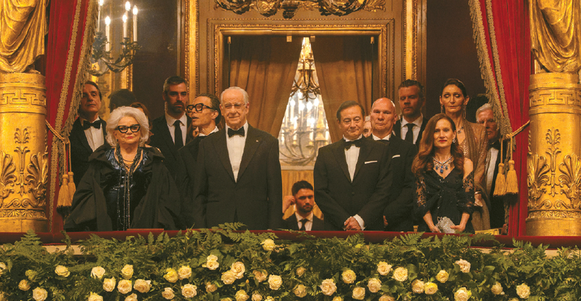 국가 행정과 의전 장면들은 그 공간 자체가 권력의 허세와 위엄, 그리고 그 속에 깃든 공허함을 드러내는 일종의 감정의 무대가 된다. [MUBI]