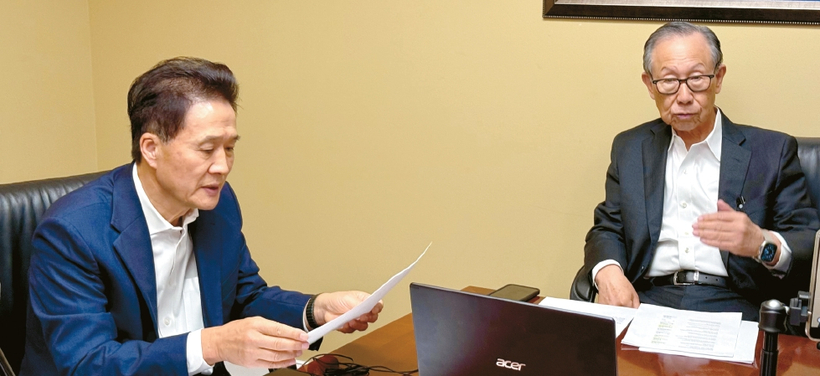 지난 3일 열린 메트로시티은행 기자 간담회에 참석한 백낙영(오른쪽) 회장과 김화생 행장. 윤지아 기자