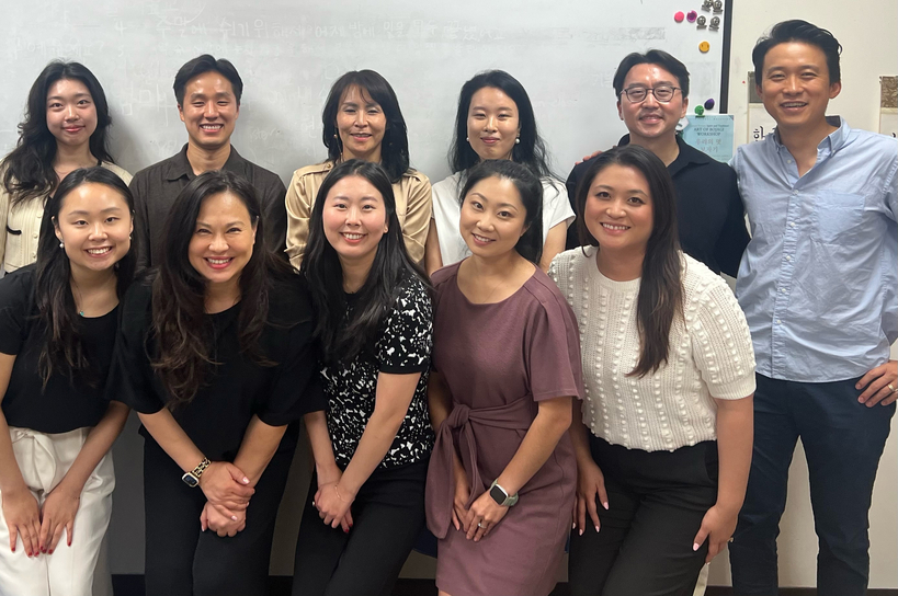 오는 6일 무료 법률상담 클리닉을 여는 태미 김(앞줄 왼쪽에서 두 번째) 한미문화센터 대표와 관계자들이 함께 자리했다. [한미문화센터 제공]