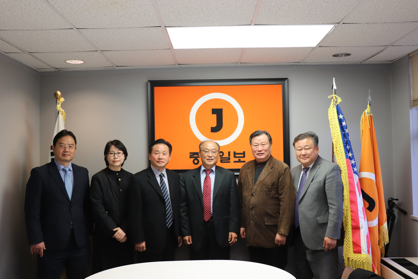 이택래 회장(왼쪽에서 네번째)과 51대 교협 임원진들이 본사를 방문해 기념촬영을 했다.