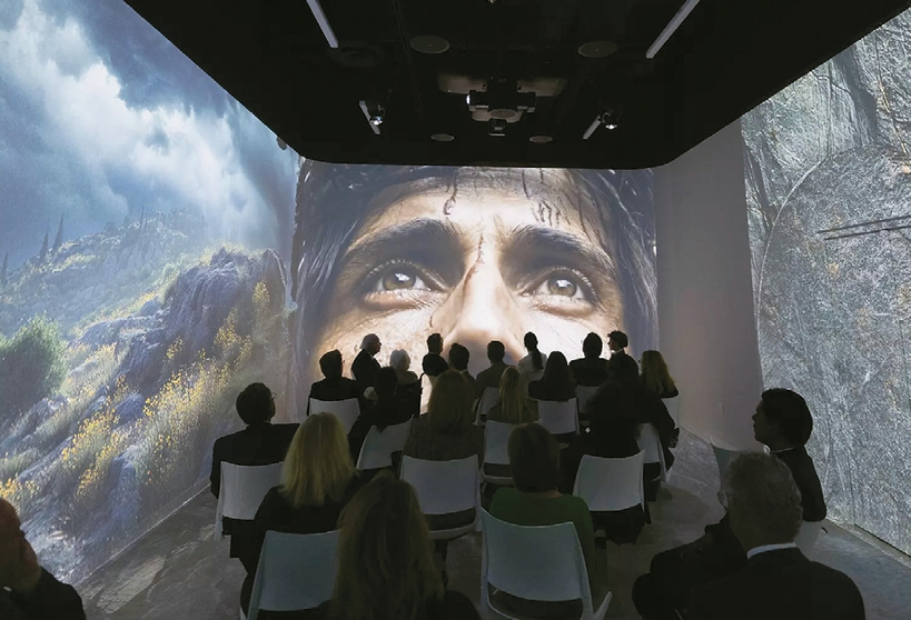 관람객들이 AI로 구현된 360도 영상 속 복음서의 예수 생애 장면을 보고 있다. [알렌 샤벤/ LA타임스]