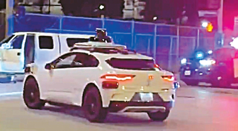 무단으로 경찰 통제 구역을 통과하는 웨이모 차량.  [ABC7 캡처]