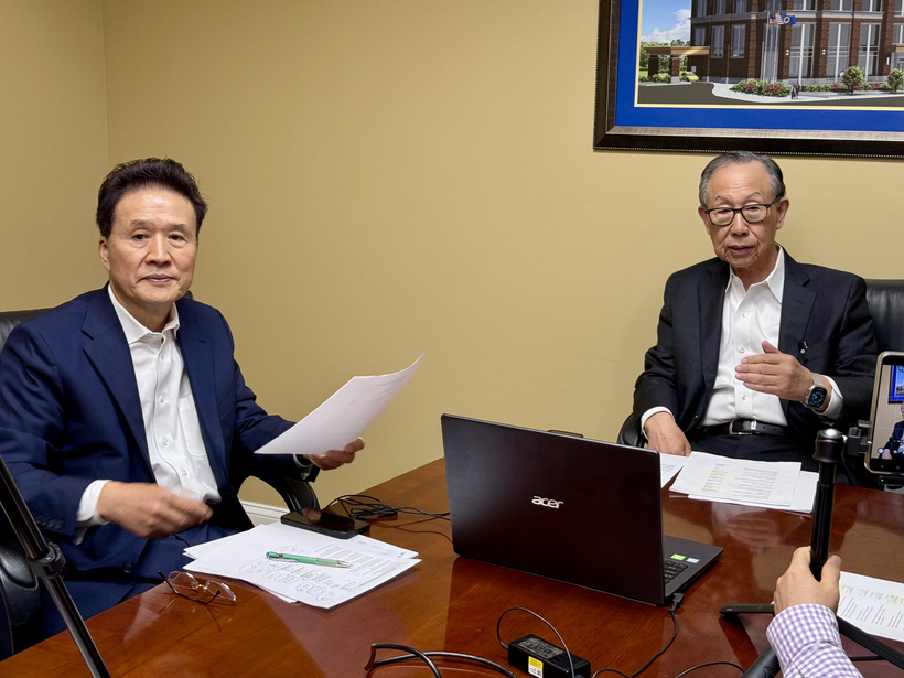 백낙영 회장(오른쪽)과 김화생 행장이 3일 오후 도라빌 본점에서 열린 기자회견에서 합병 경과와 향후 계획을 설명하고 있다. 