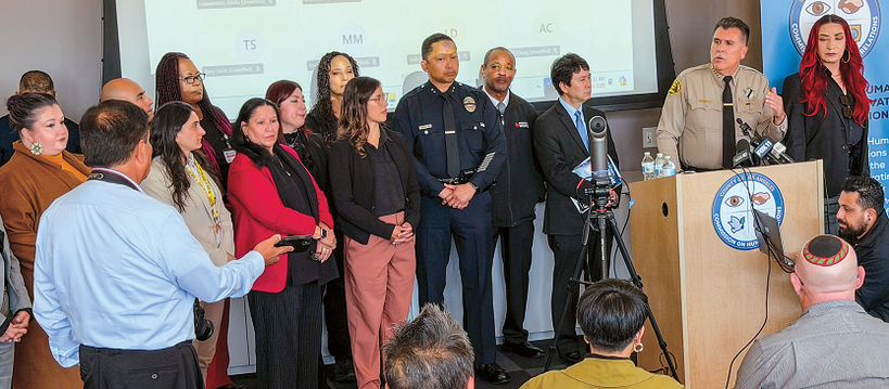 LA카운티카운티 셰리프국 로버트 루나(오른쪽 두 번째) 국장과 공무원 들이 혐오범죄 통계를 발표하고 있다. 김상진 기자
