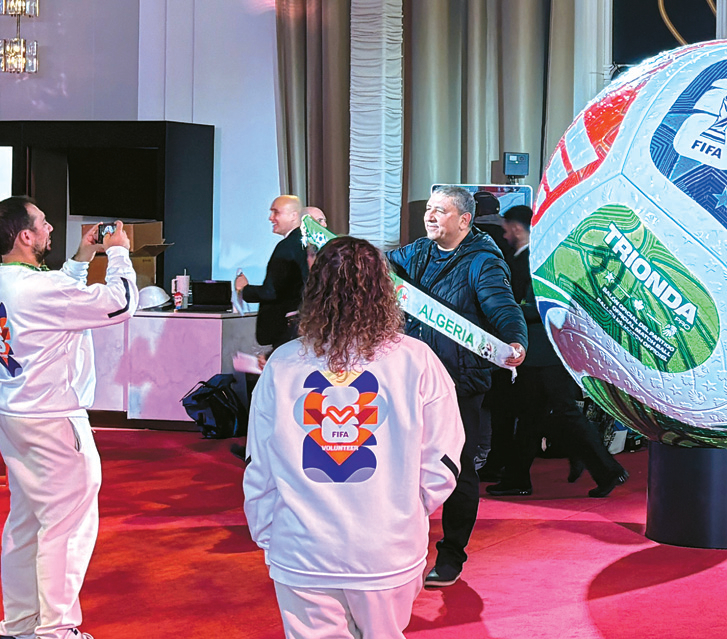 조 추첨식이 열리는 케네디센터 내부에는 대형 월드컵 공식 경기구 모형이 설치돼있다. 팬들이 인증사진을 찍고 있다. 강한길 기자