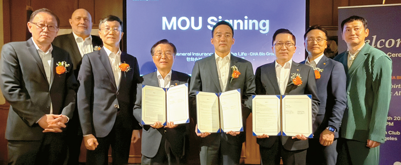 (왼쪽 네 번째부터) 권혁웅 한화생명 부회장, 차원태 차바이오그룹 부회장, 나채범 한화손해보험 대표이사가 MOU 체결 후 관계자들과 기념 촬영을 하고 있다. 김상진 기자