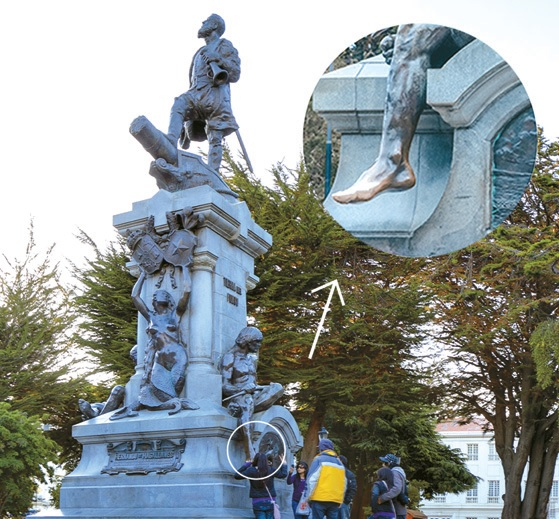 마젤란 동상 하단의 테우엘체 청년상의 발은 ‘행운의 발’로 불린다. 수많은 여행객의 손길이 쌓여 반짝임을 잃지 않는다. 