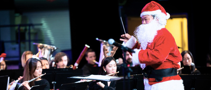 산타 복장을 한 이정무(맨 오른쪽) 지휘자가 지난해 열린 홀리데이 콘서트에서 지휘를 하고 있다.