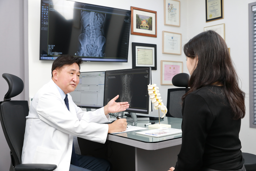 진료 중인 김용철 대표원장. [메디컬아시아운영위원회]