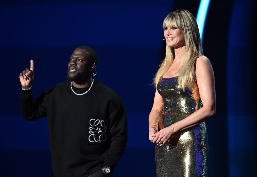 이번 월드컵 조 추첨식 진행을 맡은 코미디언 케빈 하트(왼쪽)와 모델 하이디 클룸이 발언 중이다. [로이터]