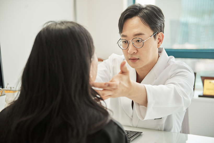 진료 중인 서울페이스21 치과병원 정한울 대표원장. [메디컬아시아운영위원회] 