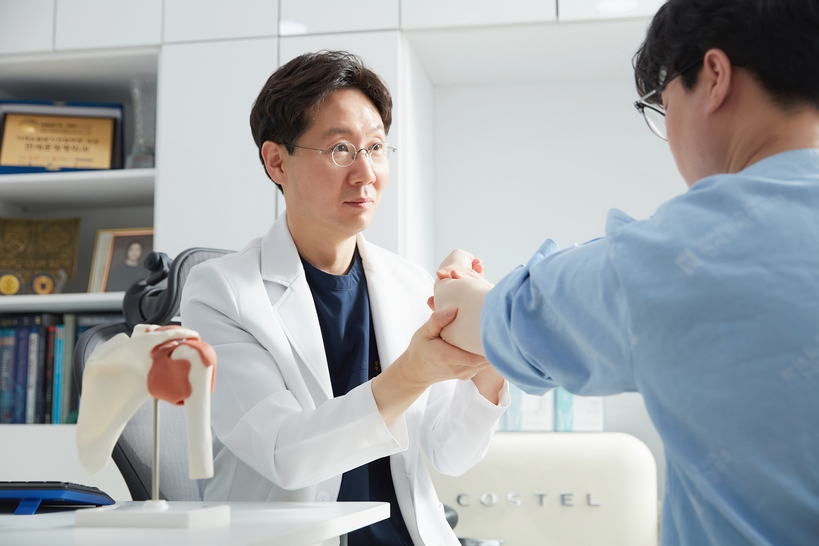 진료 중인 연세훈정형외과 성창훈 대표원장. [메디컬아시아운영위원회]