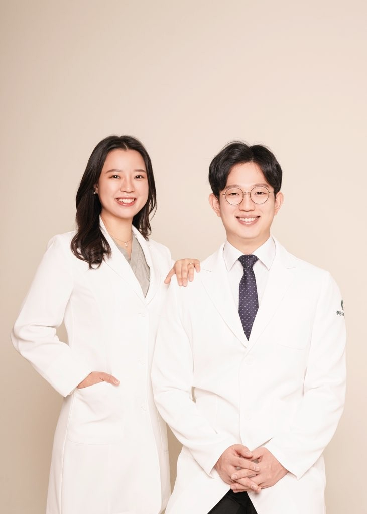 윤정원 원장과 조민지 원장의 경희든든부부한의원은 메디컬아시아 2025년 성장·성조숙증 부문에서 본상을 수상했다. [메디컬아시아운영위원회]