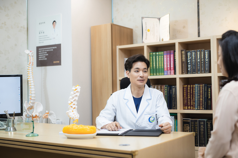 진료 중인 청풍한의원 황주원 대표원장. [메디컬아시아운영위원회]