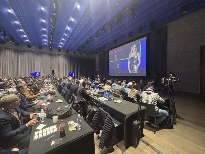 조 추첨식이 진행되는 케네디 센터에 마련된 프레스룸의 기자들이 실시간으로 추첨 현장 생중계를 보고 있다. 이날 참석 언론 중 극소수를 제외하고는 모두 프레스룸에서 현장을 확인해야 했다. 강한길 기자