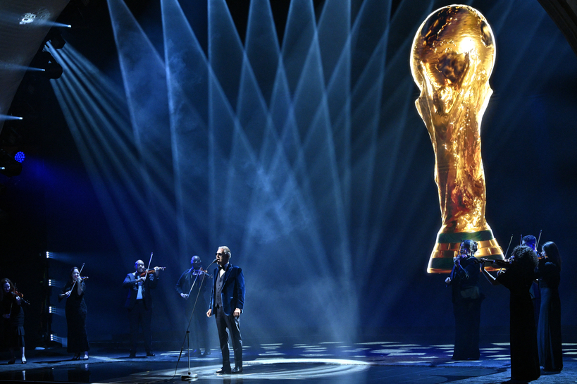 축하 공연을 펼치고 있는 안드레아 보첼리의 모습. [로이터]