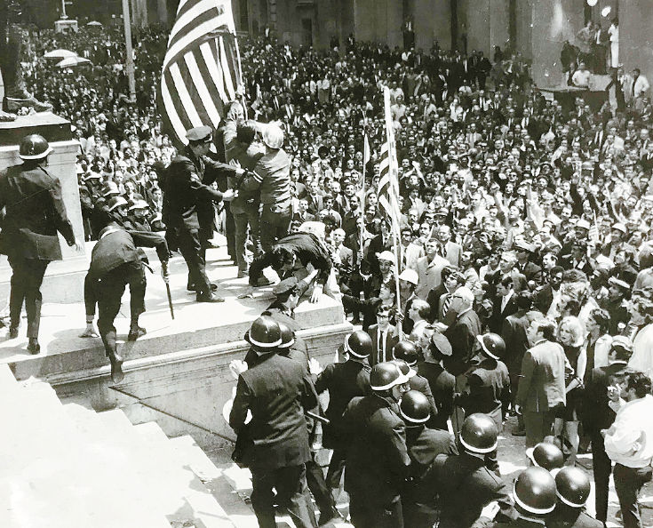 1970년 뉴욕서 벌어진 '안전모 폭동'. 건설 근로자들이 반전 시위대를 무차별 폭행해 대학생 다수가 부상을 당했다. [뉴욕 시립 기록보관소]