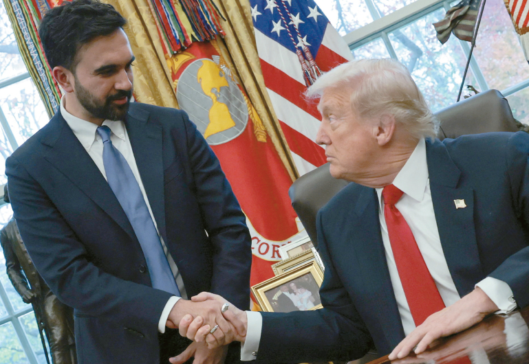 좌파 이념을 내걸고 뉴욕시장에 당선된 조란 맘다니(왼쪽). 그는 선거운동 기간 중 내세웠던 급진적 공약들을 당선 직후 일부 철회했다. 도널드 트럼프 대통령과 뉴욕 시장 당선인 조란 맘다니가 지난달 21일 워싱턴 D.C. 백악관 타원형 사무실에서 만나 악수를 나누고 있다. [로이터]