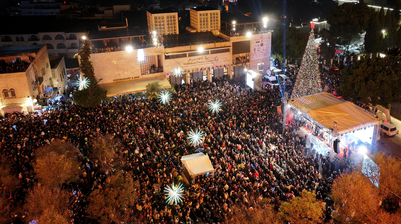 예수 탄생지인 요르단강 서안 도시 베들레헴에 가자지구 전쟁 이후 처음으로 환하게 빛나는 크리스마스 트리가 돌아왔다. 지난 6일(현지시간) 베들레헴 구유 광장(Manger Square)엔 기독교인과 무슬림을 아우르는 주민, 관광객 등 수천 명이 모여 2023년 10월 팔레스타인 무장정파 하마스의 이스라엘 공격 이후 중단됐던 크리스마스 축하 행사 재개를 반겼다. [로이터]