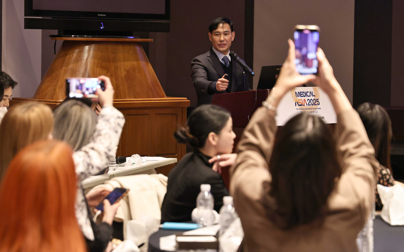 [사진 8] 아이리움안과 강성용 대표원장: 스마일 라식, 노안·백내장 수술 등 첨단 시력교정술 소개. [사진 메디컬아시아운영위원회]