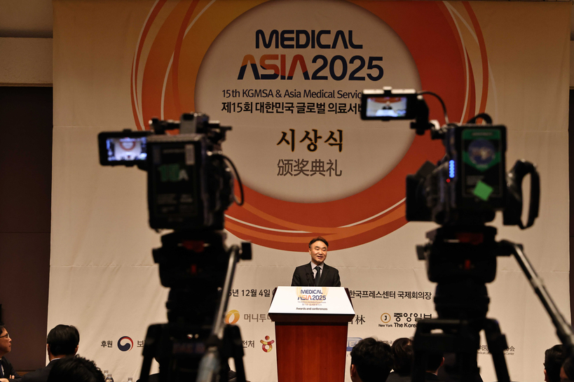 [사진 2/ 운영위원회 경과보고] 강철용 운영위원장이 제15회 대한민국 글로벌 의료서비스 대상 진행 상황을 보고하며, “2026년에는 글로벌 홍보 강화와 혁신 의료기술 발굴을 지속 추진하겠다”고 밝혔다. 장기 과제로는 K-닥터스 얼라이언스 네트워크 구축, 도시 브랜드와 의료 콘텐츠 융합을 통한 글로벌 사회공헌 계획도 제시됐다. [사진 메디컬아시아운영위원회]