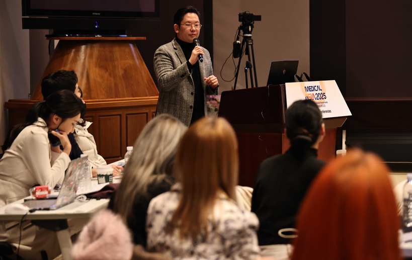 [사진 10] 곧바로병원 신승준 병원장: 척추·관절 시술 기구와 특허 기술 공개. [사진 메디컬아시아운영위원회]