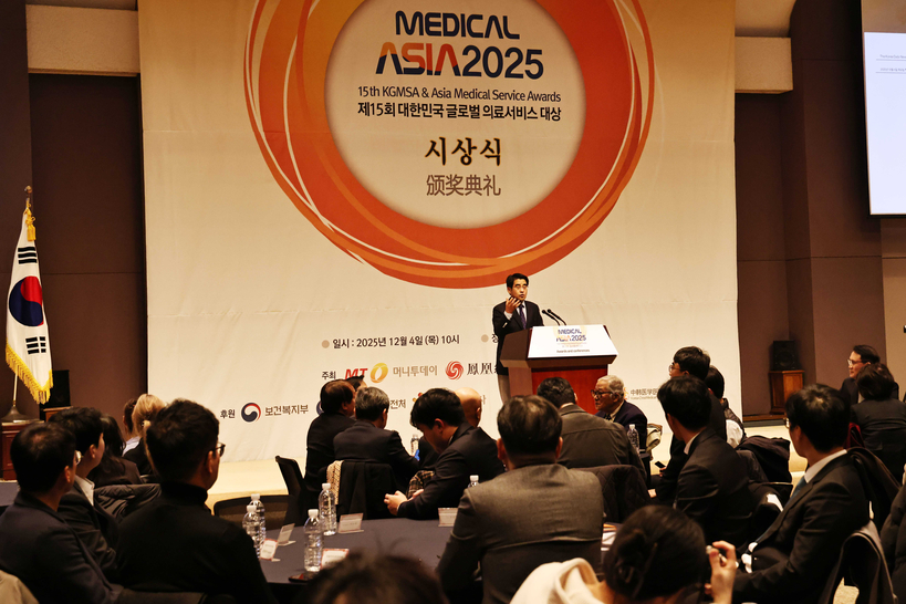 [사진 3/ 주최 3사 대표 인사] 뉴욕중앙일보 윤정신 사장은 “한국 의료의 진정한 가치가 세계에 절반도 알려지지 않았다”며 “K-의료는 이미 글로벌 브랜드 단계에 진입했으니 함께 힘을 모아야 할 때”라고 강조했다. [사진 메디컬아시아운영위원회]