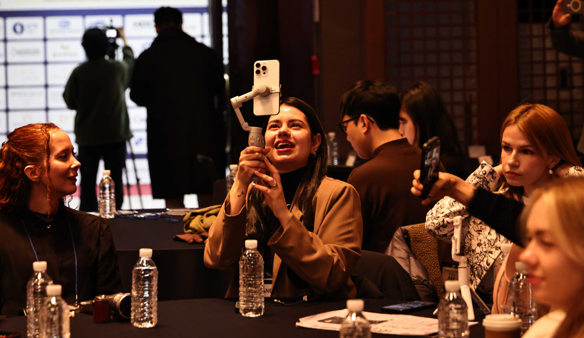 [사진 6] 행사장 로비 포토존에서는 각국 인플루언서들과 수상자들의 활발한 교류가 이어졌다. 특히 세계 각국에서 모인 20명의 인플루언서들이 열띤 취재로 현장을 뜨겁게 달궜다. [사진 메디컬아시아운영위원회]