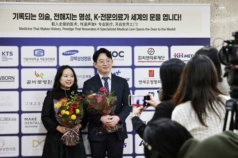 [사진 12/ 수상자 스포트라이트] 성장·성조숙증 부문에서 수상한 경희든든부부한의원 윤정원·조민지 공동대표원장은 인터뷰 전 기념촬영을 하며 환한 미소를 보였다. [사진 메디컬아시아운영위원회]