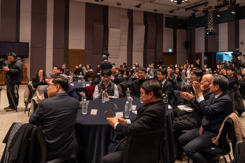 [사진 1/ K-전문의료, 글로벌 리더 한자리에] 강대희 아시아원격의료학회장(서울대 의대 예방의학), 한규섭 씨젠의료재단 대표원장(서울대 의대 명예교수), 이은정 강북삼성병원 내분비내과 교수, 이재욱 서울성모병원 소아혈액종양센터 교수, 이강덕 KBS N 사장 등 의료계·언론계 리더들이 참석해 K-의료 세계화를 위한 협력 의지를 다졌다. [사진 메디컬아시아운영위원회]