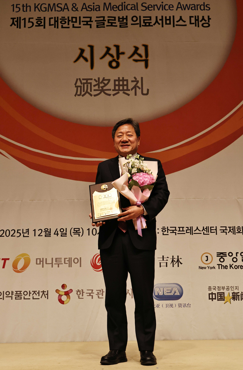 강대희 서울대 의대 교수가 지난 4일 열린 ‘메디컬아시아 2025’ 시상식에서 ‘한국의료 세계화 공헌상’을 수상한 후 기념사진을 찍고 있다. 그는 아시아원격의료학회와 한국원격의료학회 회장으로서 비대면 진료의 국제 협력에 노력하고 있다. [사진=메디컬아시아 시상위원회]