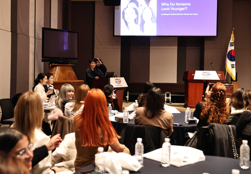 [사진 7/ 메디컬 컨퍼런스 하이라이트] 행사일 오후 컨퍼런스에서는 인플루언서들이 한국 의료진에게 직접 질문을 던지며 소통했다. [사진 메디컬아시아운영위원회] 