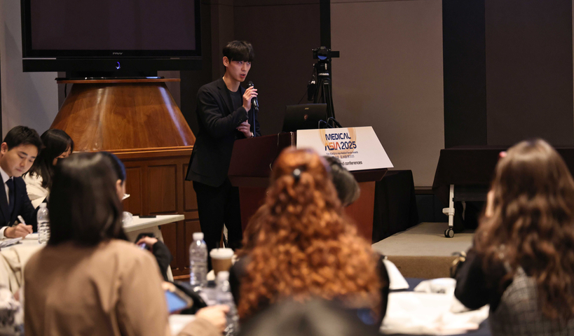 [사진 11] (주) 케어이즈 이현준 팀장: 여드름 치료 보조제 ‘골드 TPP’ 활용법 설명. [사진 메디컬아시아운영위원회] 