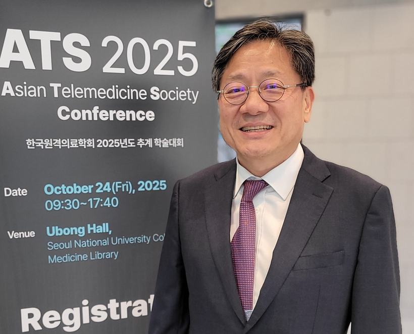 강대희 아시아원격의료학회 회장이 최근 열린 창립 기념식에서 포즈를 취했다. [사진=박효순 건강의료전문 칼럼니트스]