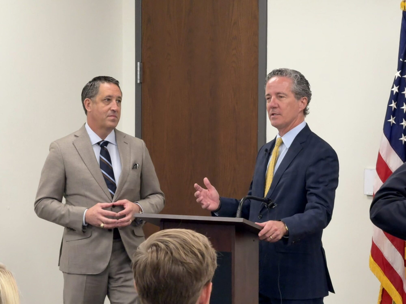 켈리 핸콕 주감사관(오른쪽)이 성명을 발표하고 있다.