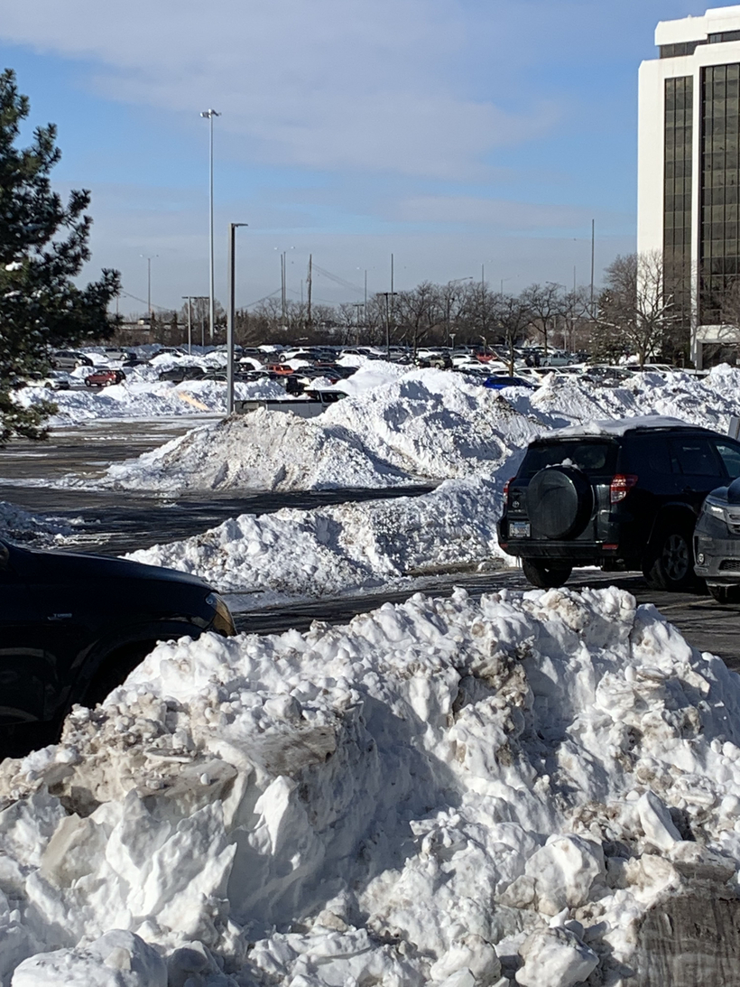 8일 오전 시카고 중앙일보 본사 주차장에 지난 주말 내린 눈이 쌓여 있는 모습. 