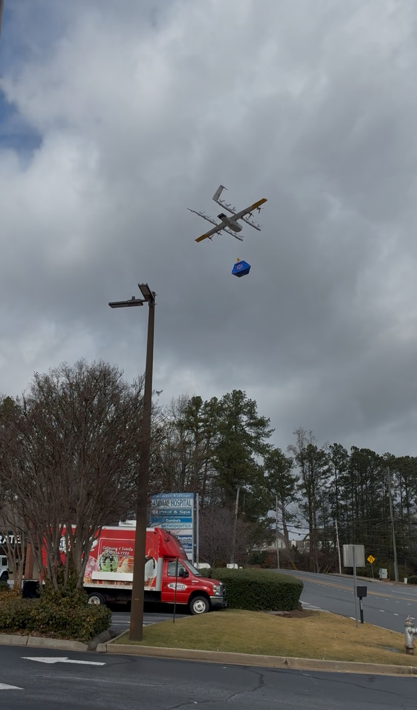 주문한 상품을 도로에 내려 놓는 드론.