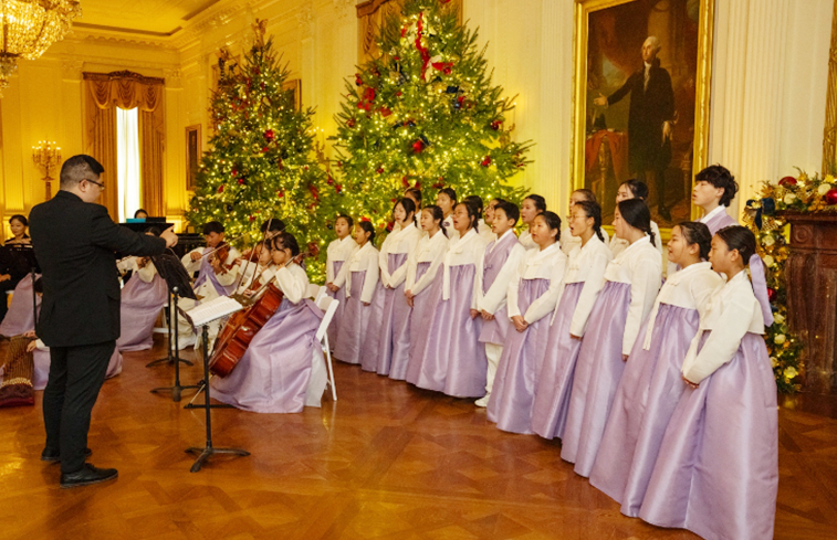 케이하모니 합창단이 백악관에서 크리스마스 장식 행사 공연을 하고 있다.