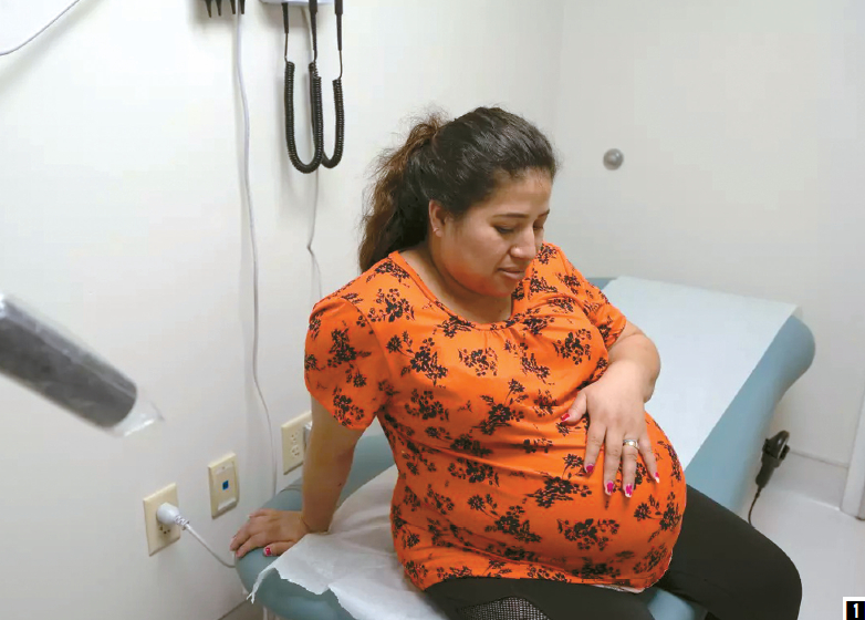 로레나 피네다가 10월 16일 한 클리닉에서 의사의 진료를 받고 있다. [칼라 가체트/LA타임스 객원기자]