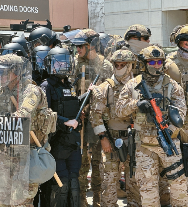 지난 6월 LA다운타운의 연방 건물 앞에서 중무장한 캘리포니아 주 방위군이 시위대에 대비해 진압 태세를 갖추고 있다.  김상진 기자