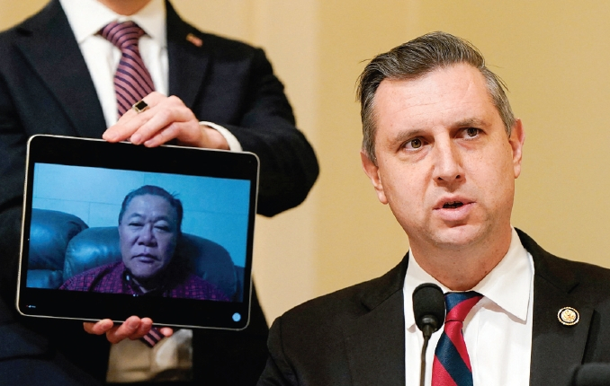 11일 연방하원 국토안보위원회 청문회에서 세스 매거지너 연방하원의원(민주·로드아일랜드)이 올해 초 한국으로 추방된 한인 참전용사 박세준(화면)씨를 생중계로 연결해 보여주고 있다.  [로이터]