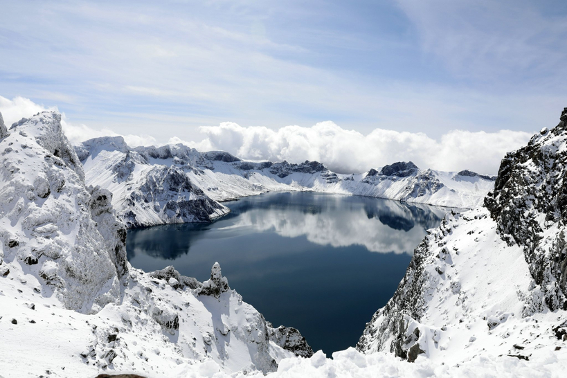 백두산 천지의 장엄한 설경.