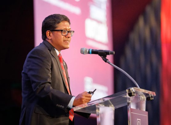 UGA 경영대학 산타누 채터지 학장이 내년 조지아 경제 전망을 발표하고 있다. [UGA 홈페이지 캡처]